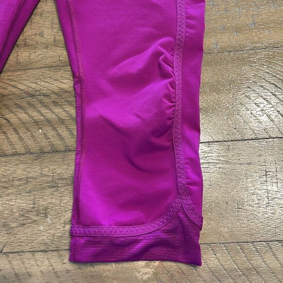 Lululemon capri leggings size 6. Camo - Picture 11 of 16